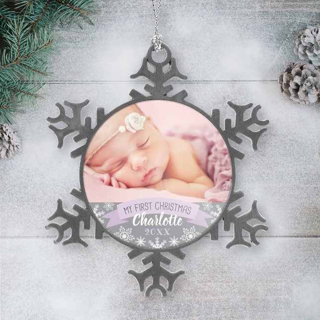 First Christmas Lavender Purple Baby Girl Foto Schneeflocken Zinn-Ornament (Von Creator hochgeladen)