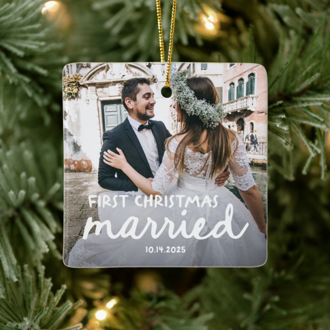 First Christmas Married | Hand-Drawn Lettering Keramikornament (Baum)