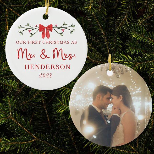 First Christmas Mr. & Mrs. Custom Newlywed Foto Keramik Ornament (Festive red bow and greenery design, plus a wedding photo option for a personal touch.)