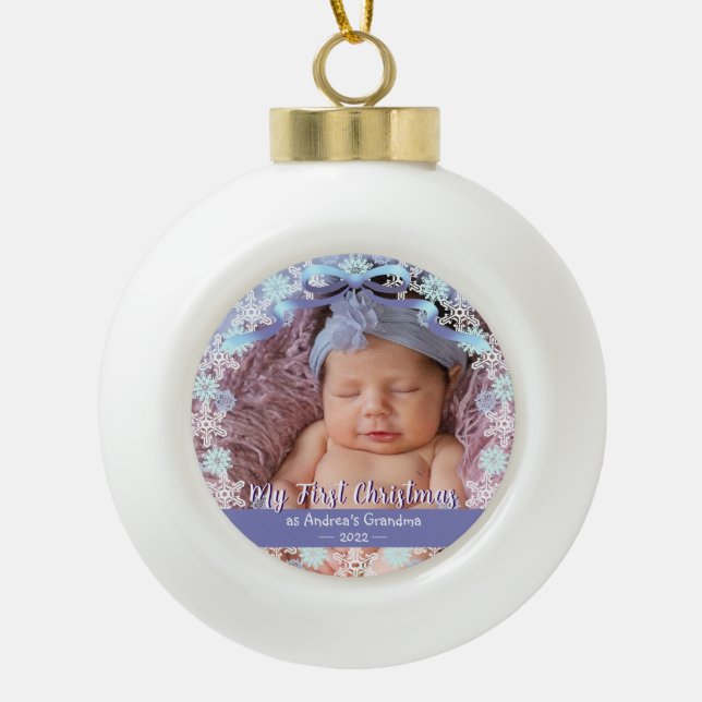 First Christmas Oma Soft Blue Lila Ton Keramik Kugel-Ornament (Vorderseite)