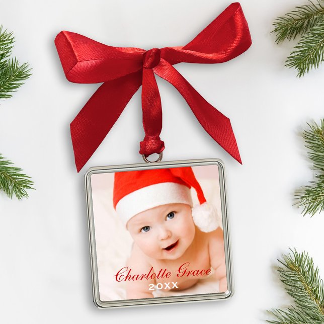 First Christmas Red Script Monogram Baby Foto Silbernes Ornament (Von Creator hochgeladen)