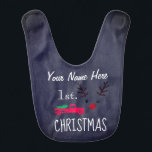 First Christmas Red Truck Deer Chalkboard Muster Babylätzchen<br><div class="desc">Haben Sie einen kleinen, der einen 1. haben wird? Weihnachten in diesem Jahr? Dieses Design ist ein perfektes Geschenk für jeden, der ein neues Baby oder ein kleines Mädchen hat und dort sein wird, erste Weihnachten. Benutzerdefiniert und personalisiert dieses Design, indem Sie auf der rechten Seite auf "abc Personalize This...</div>