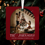 First Christmas Together Foto Elegantes Rotes Skri Ornament Aus Metall<br><div class="desc">Elegantes First Christmas Familienurlaub Ornament Design in festlich rot und weiß mit nostalgischen Drehbuch-Schriftart. Dieses vollständig bearbeitbare Weihnachtsgeschmacksmuster von Mr. & Mrs. bietet Platz für ein Foto, Ihren Familiennamen sowie Platz für Ihre personalisierte Botschaft - kann für Ihre erste Weihnachtszeit als Eltern, Großeltern, verheiratet oder als Sake für eine besondere...</div>