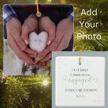 First Christmas Verlobt Couple Foto Elegante Keramikornament<br><div class="desc">Feiern Sie die Magie Ihres Ersten Weihnachts verlobt mit unserem Foto elegante Keramik-Ornament. Personalisieren Sie diesen schönen Sake mit Ihrer Verlobung Foto oder gepflegten Bild. Fügen Sie Namen und Jahr auf der Rückseite, die mit Schneeflocken besonders betont ist. Fügen Sie Ihrer Feriendekoration eine romantische Touch hinzu und schätzen Sie diesen...</div>
