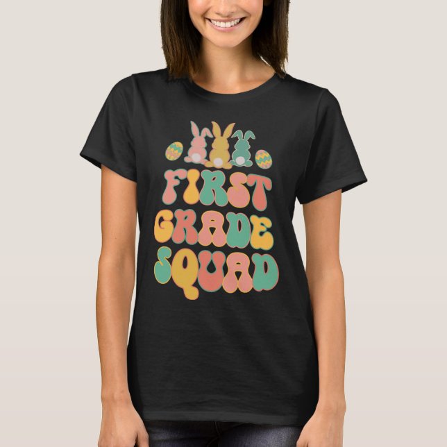 First Grad Squad Teacher  Retro Groovy Easter Bunn T-Shirt (Vorderseite)