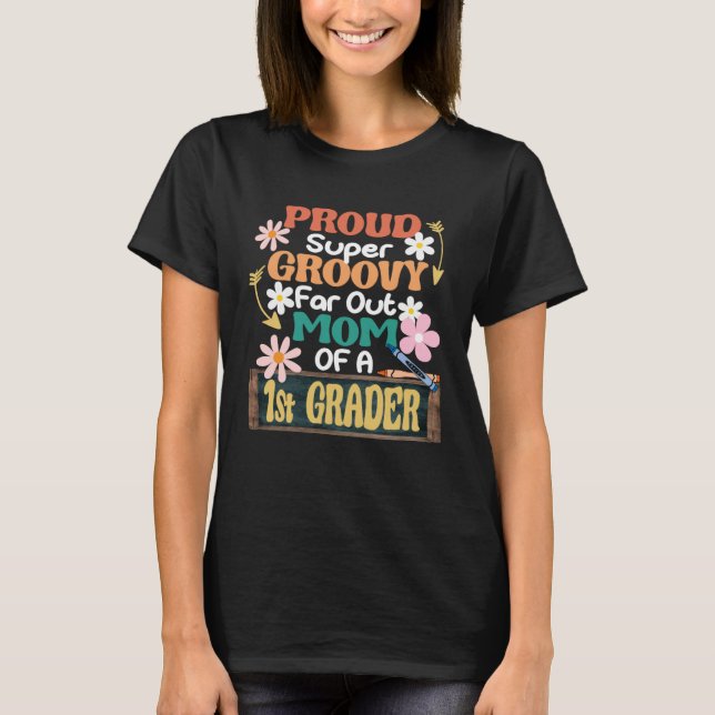 First Grade Proud Groovy Far Out Mom Of A 1st Grad T-Shirt (Vorderseite)