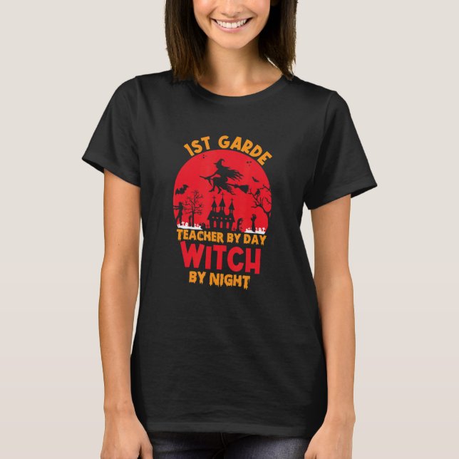 first grade teacher by day witch by night happy Ha T-Shirt (Vorderseite)