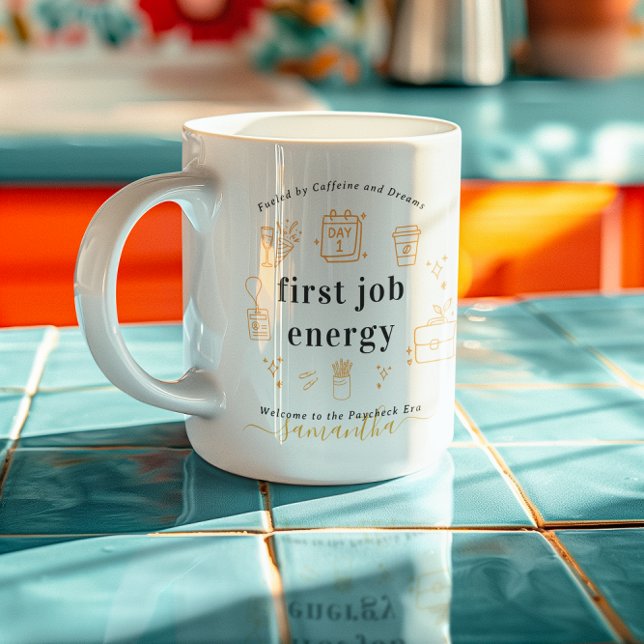 First Job Energy | Doodles Monogram Kaffeetasse (Von Creator hochgeladen)
