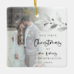 First Married Christmas Foto Name Year Script Cer Keramikornament<br><div class="desc">Erste Verheiratete Weihnachtsschrift Foto Jahr Drehbuch Ein romantischer Sake zum Feiern der besonderen Zeit Ihres ersten Weihnachts als Mr. und Mrs. und Memento in den Ferien zu kommen. Die Weihnachtstypografie und Mr. und Mrs. ist in einem modernen Set-Drehbuch und die Erholung des Textes können Sie leicht personalisieren und einfach ersetzen...</div>