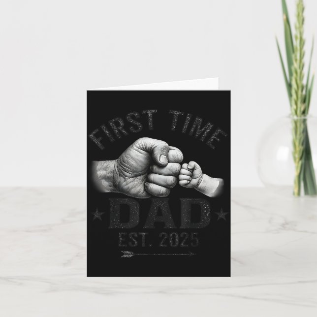 First Time Dad Est 2025 Fist Bump New Dad Father's Karte (Vorderseite)
