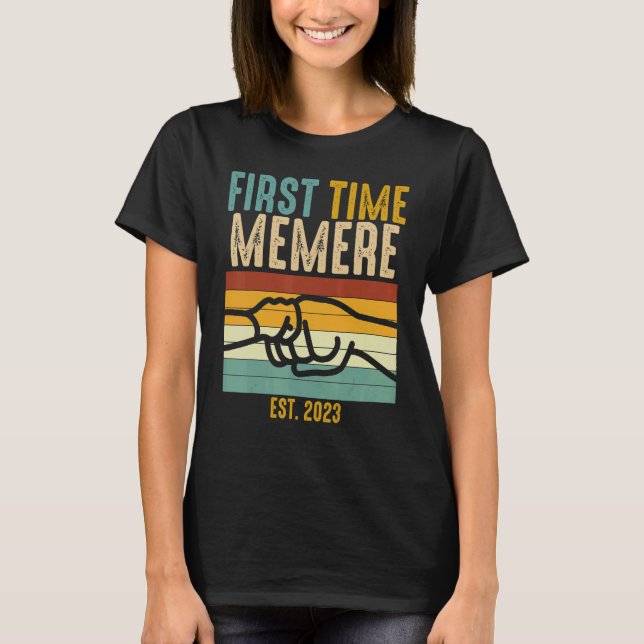 First Time Memere Est 2023 Fist Bump Promoted New  T-Shirt (Vorderseite)