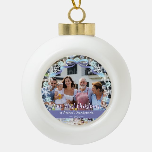 First Xmas New Baby Großeltern Snowflakes Ribbon Keramik Kugel-Ornament (Vorderseite)