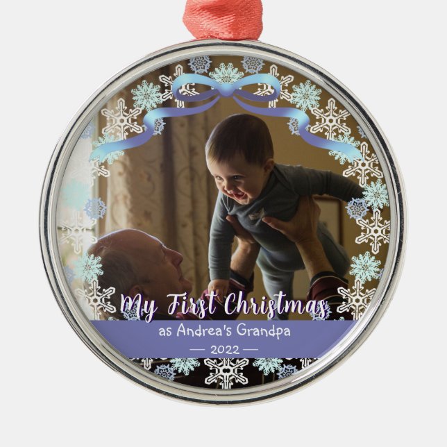 First Xmas Opa Light Blue Lila Töne Schnee Ornament Aus Metall (Vorne)