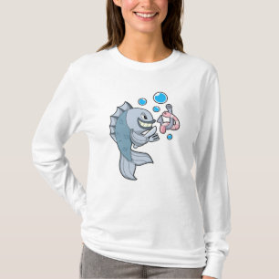 Fisch mit Fischhaken und Wurm T-Shirt