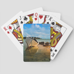 Fischboot am mauritianischen Strand mit Insel Spielkarten