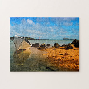 Fischboot an einem mauritianischen Strand mit eine Puzzle