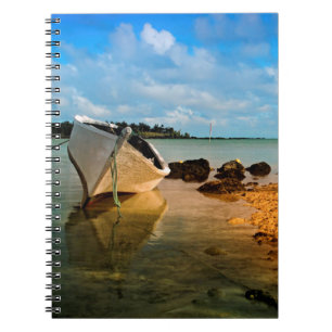 Fischboot an einem mauritianischen Strand mit Inse Notizblock