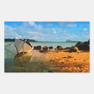 Fischboot an einem mauritianischen Strand mit Inse Rechteckiger Aufkleber