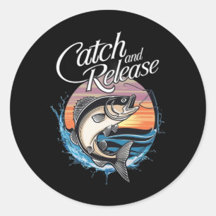 Fische beim Sonnenuntergang fangen und freilassen Runder Aufkleber