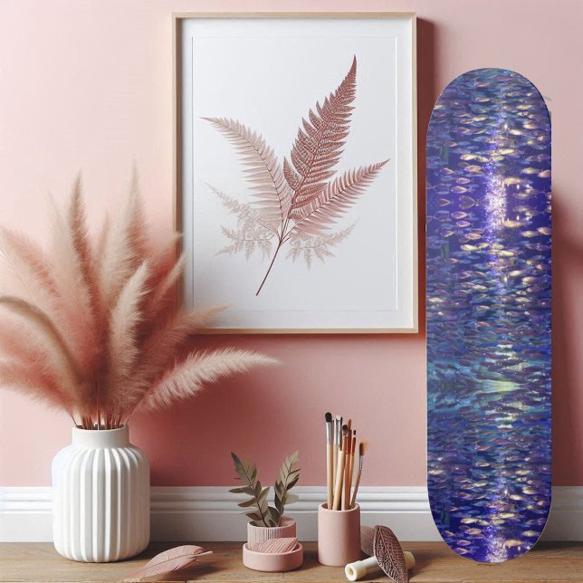 Fische im Ozean Skateboard (Diffused Light in Blue Ocean with School of Fish Skateboard)
