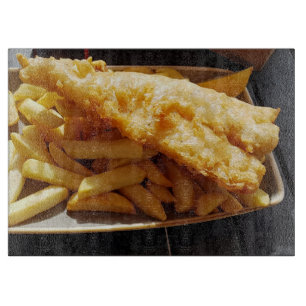 Fische und Chips für nahe Schneidebretter Schneidebrett