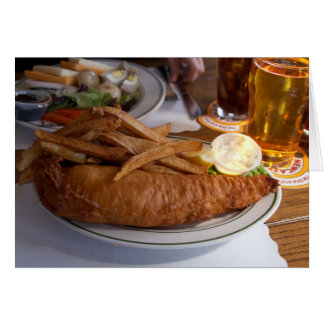 Fische und Chips mit einem Pint Apfel