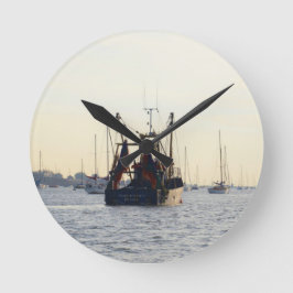 Fischen Frieden und viel in der Morgendämmerung Runde Wanduhr