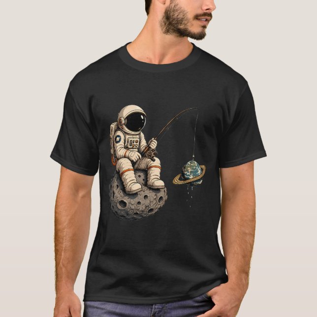 Fischen im Kosmos â€“ Astronaut Planet An T-Shirt (Vorderseite)