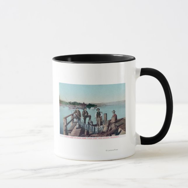 Fischer, die den Fang des Tages zeigen Tasse (Rechts)
