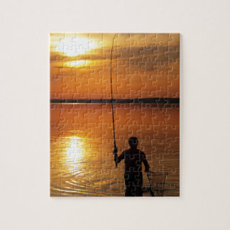 Fischer fängt Fische, indem er spinnt Puzzle