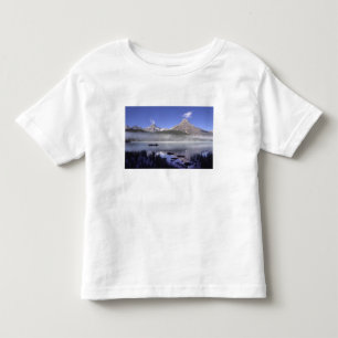 Fischer im Kanu auf dem Waterfowl Lake, Banff Kleinkind T-shirt