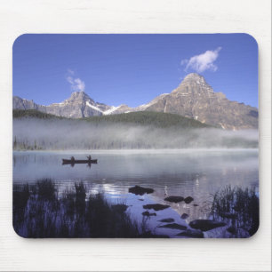Fischer in Kanu am Waterfowl Lake, Banff Mousepad