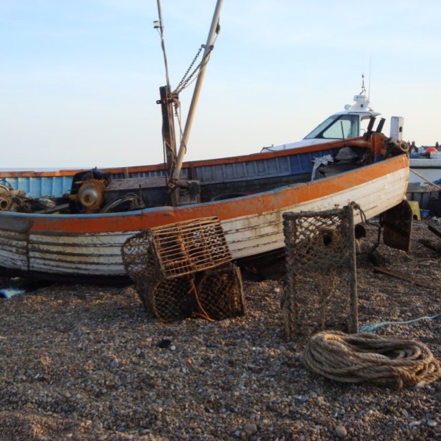 Fischerboot am Kiesstrand Leinwanddruck (Von Creator hochgeladen)