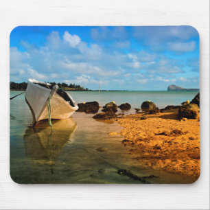 Fischerboot am mauritischen Strand mit Islet Mousepad