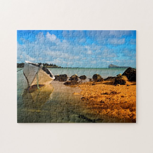 Fischerboot am mauritischen Strand mit Islet Puzzle (Horizontal)