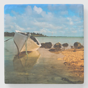 Fischerboot am mauritischen Strand mit Islet Steinuntersetzer