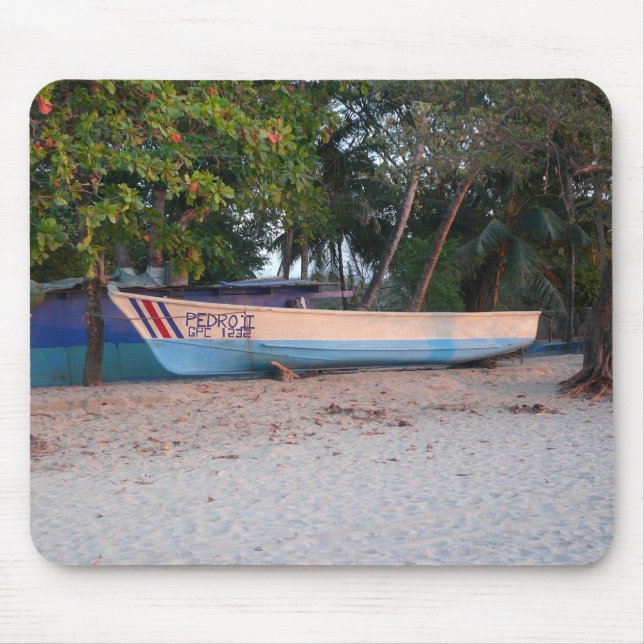 Fischerboot am Strand von Tamarindo, Costa Rica Mousepad (Vorne)