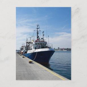 Fischerboot auf Ankerplätzen Postkarte
