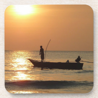 Fischerboot bei Sonnenuntergang Getränkeuntersetzer
