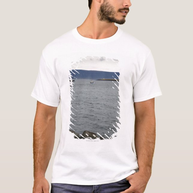 Fischerboot, das Hafen, Reykjavik, Island verlässt T-Shirt (Vorderseite)