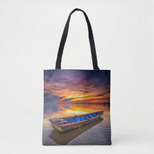Fischerboot dem Strand an des Sonnenaufgang-