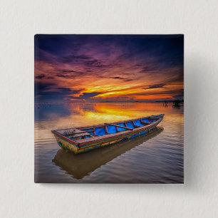 Fischerboot dem Strand an des Sonnenaufgang- Button
