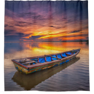 Fischerboot dem Strand an des Sonnenaufgang- Duschvorhang