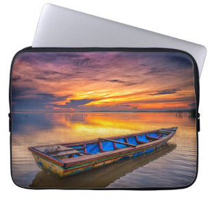 Fischerboot dem Strand an des Sonnenaufgang- Laptopschutzhülle