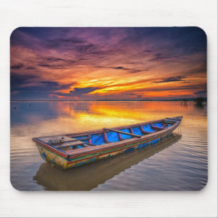 Fischerboot dem Strand an des Sonnenaufgang-  Mousepad