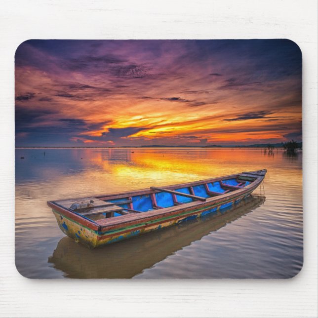 Fischerboot dem Strand an des Sonnenaufgang-| Mousepad (Vorne)
