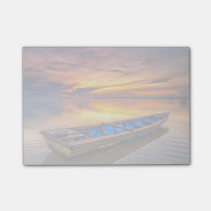 Fischerboot dem Strand an des Sonnenaufgang- Post-it Klebezettel