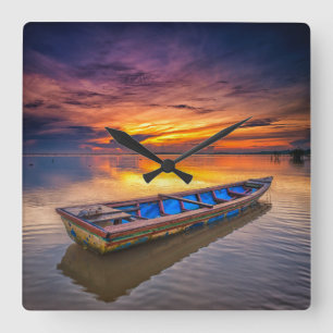 Fischerboot dem Strand an des Sonnenaufgang- Quadratische Wanduhr