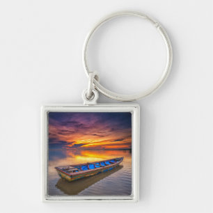 Fischerboot dem Strand an des Sonnenaufgang- Schlüsselanhänger