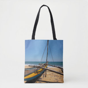 Fischerboot festgemacht auf Strand